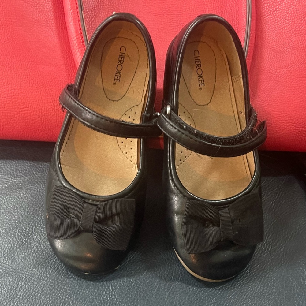 Girls Mary Jane bowed dress shoes size 10( black)
